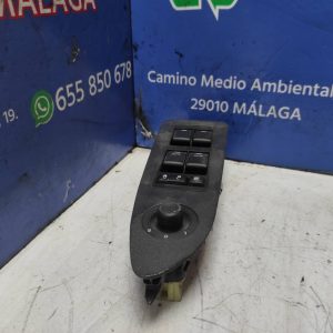 MANDO ELEVALUNAS DELANTERO IZQUIERDO 04602781AA