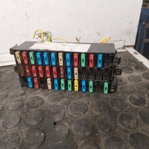 CAJA RELES / FUSIBLES 8200376615